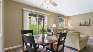 Kondominium, 1 Tempat Tidur King, patio, pemandangan kebun (Abby Lane Leisure Time) | Tempat makan
