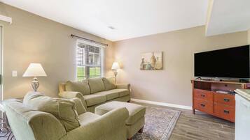 Kondominium, 1 Tempat Tidur King, patio, pemandangan kebun (Abby Lane Leisure Time) | Area keluarga | Televisi layar datar 42-inci dengan saluran TV digital