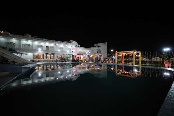 Außenpool, geöffnet von 08:00 Uhr bis 19:00 Uhr, Sonnenschirme