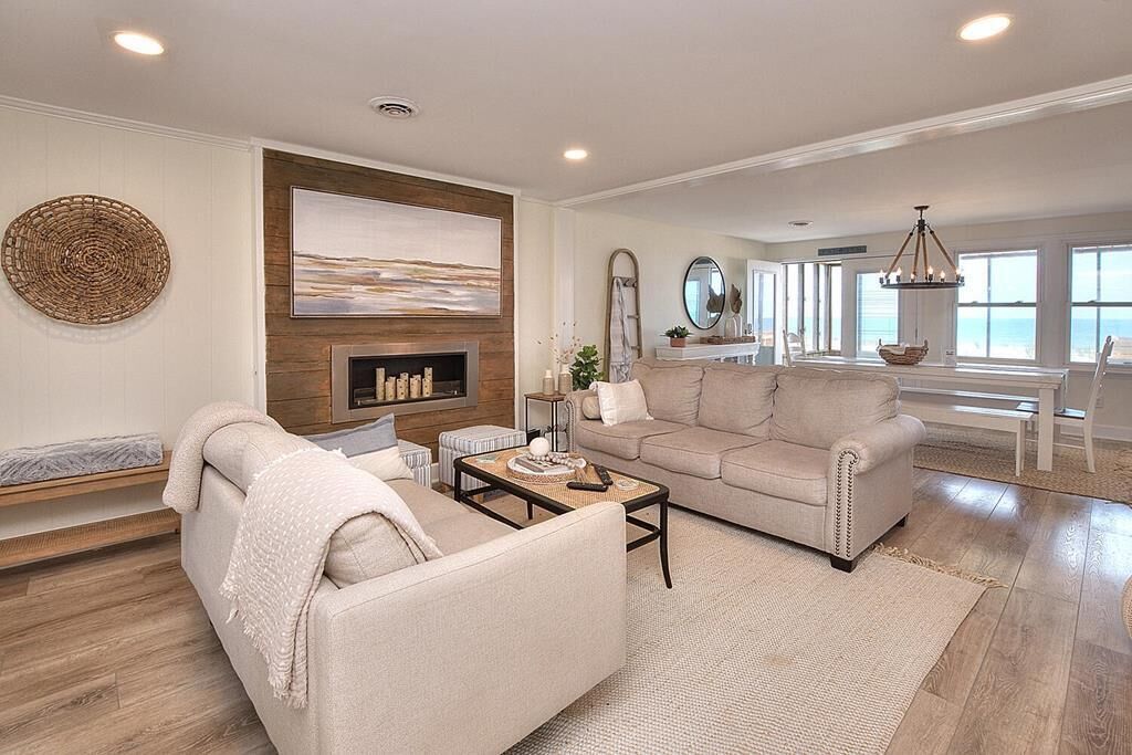 4BR/2BA OCEANFRONT Home, Walk to Pier & Dining, Sleeps 9
