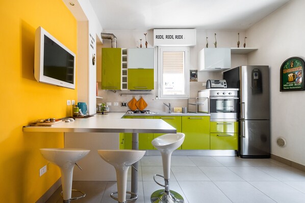 Frigorifero, forno, lavastoviglie, bollitore elettrico