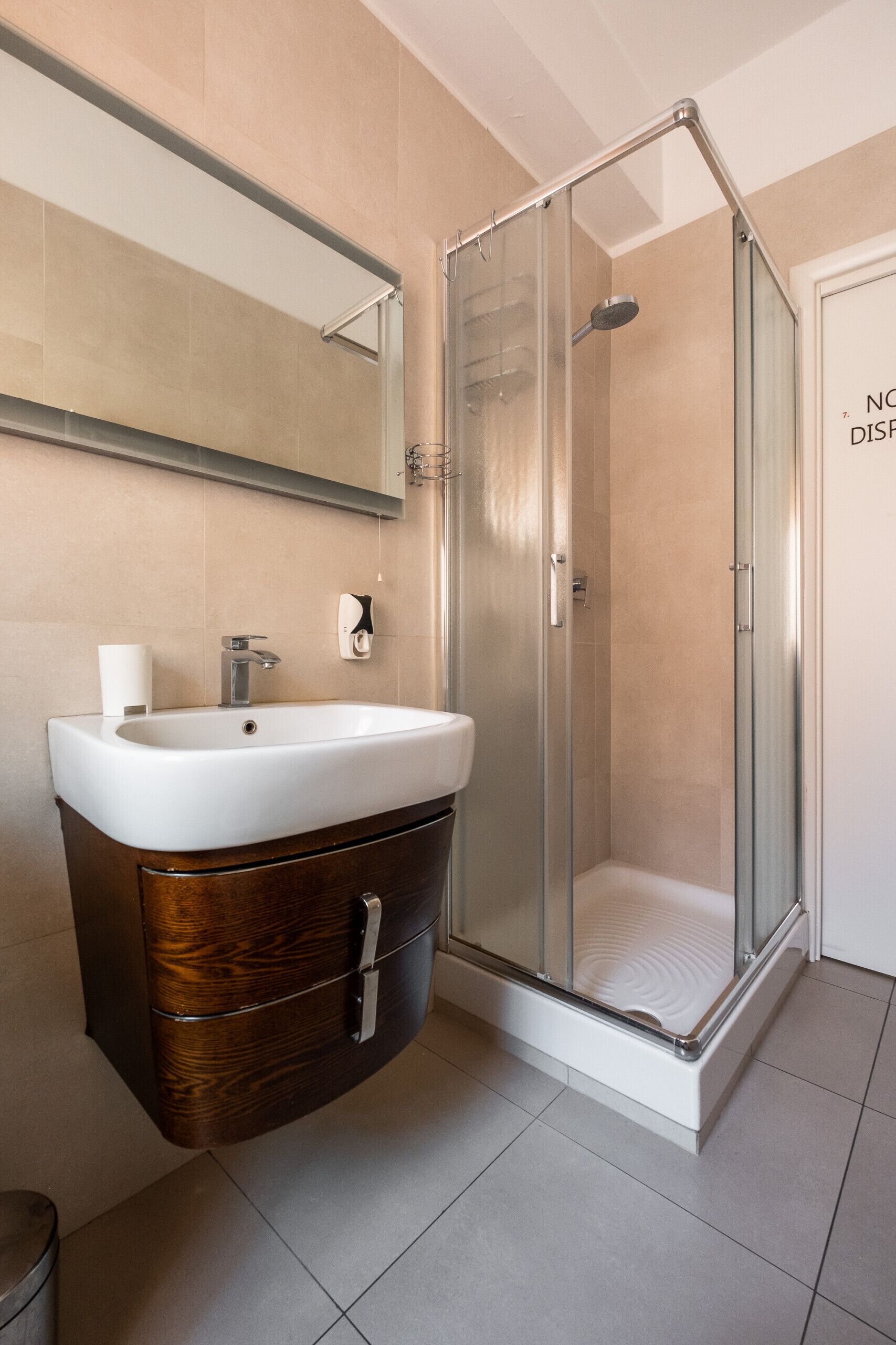 Douche, sèche-cheveux, bidet, serviettes fournies