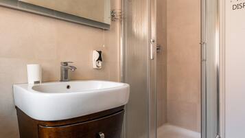 Douche, sèche-cheveux, bidet, serviettes fournies