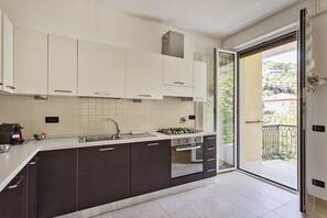 Kühlschrank, Ofen, Geschirrspüler, Wasserkocher mit Kaffee-/Teezubehör