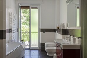 Baignoire, sèche-cheveux, serviettes fournies, savon