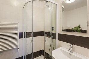 Badewanne, Haartrockner, Bidet, Handtücher