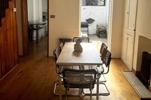 Basic-Haus, 1 Doppelbett und Schlafsofa | Eigene Küche | Kühlschrank, Ofen, Herdplatte, Kochgeschirr/Geschirr/Besteck