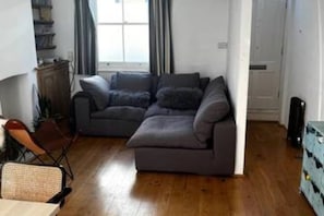Basic-Haus, 1 Doppelbett und Schlafsofa | Wohnzimmer