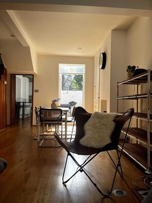 Basic-Haus, 1 Doppelbett und Schlafsofa | Wohnzimmer