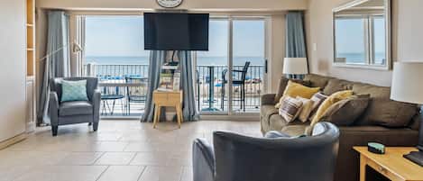 Condo, 1 Queen Bed with Sofa bed, Kitchen, Ocean View | Living room