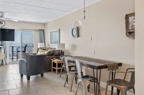 Condo, 1 cama Queen e sofá-cama, cozinha, vista para o oceano | Sala de estar | TV 40 polegadas com canais a cabo