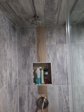 Douche, sèche-cheveux, serviettes fournies, savon