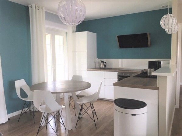 Réfrigérateur, four à micro-ondes, un four, surface de cuisson