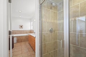 Badewanne, Haartrockner, Handtücher