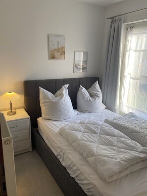 2 bedrooms, travel crib, free WiFi
