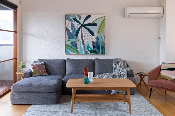 Habitación básica | Área de sala de estar | Smart TV de 50 pulgadas con canales digitales y televisión 