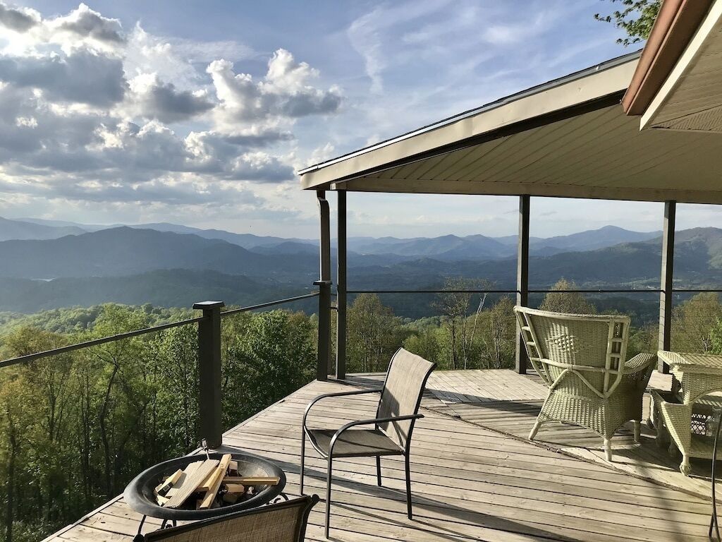 Spectacular views, wrap around deck, hot tub, fire pit, sleeps 6