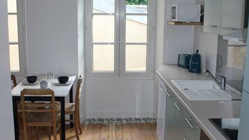 Réfrigérateur, micro-ondes, four, plaque de cuisson