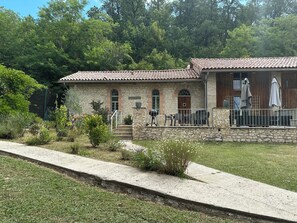 المنشأة من الخارج