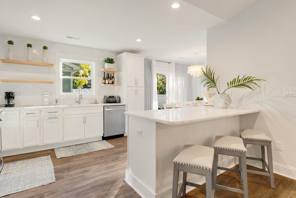 Een koelkast, een magnetron, een oven, een kookplaat