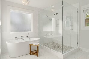 Combined shower/tub, towels - Private Beach House, Private Pool, Private Hot Tub + Free Attraction Tickets! (North Myrtle Beach)