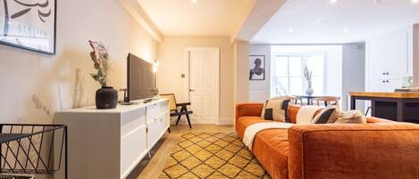 Appartement (2 Bedrooms) | Salle de séjour | Télévision de 37 pouces avec chaînes par câble