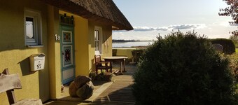 Rügenferien Unter Reet auf Großem Wassergrundstück