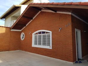 Exterior detail - Spacious house in top neighborhood 8 min (600m) from the beach (Peruíbe)