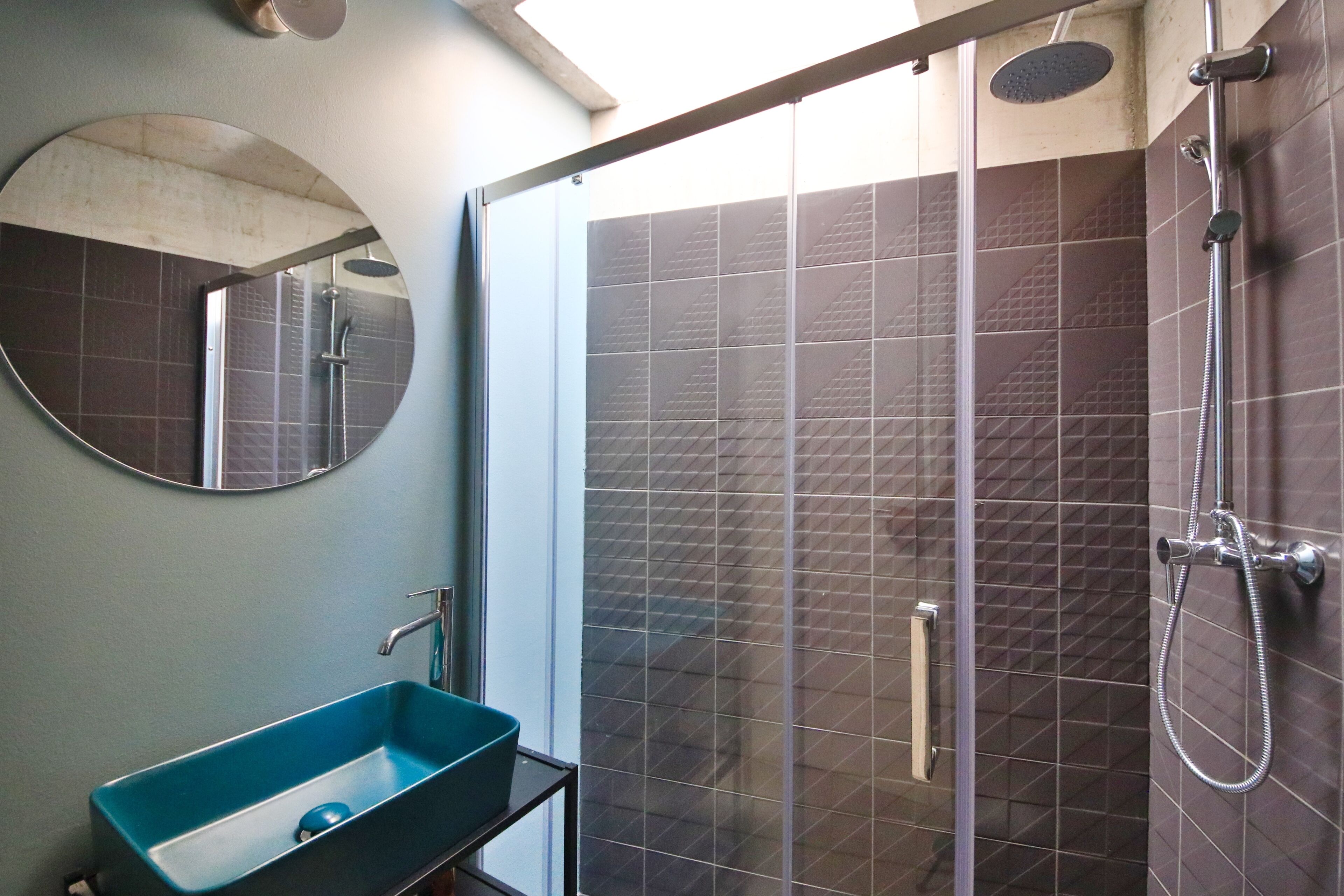 Douche, bidet, papier toilette