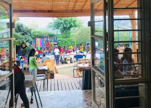 Outdoor dining - Beautiful studio apartment with large terrace (Kigali)