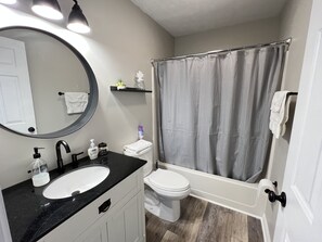 Ensemble douche/baignoire, serviettes fournies