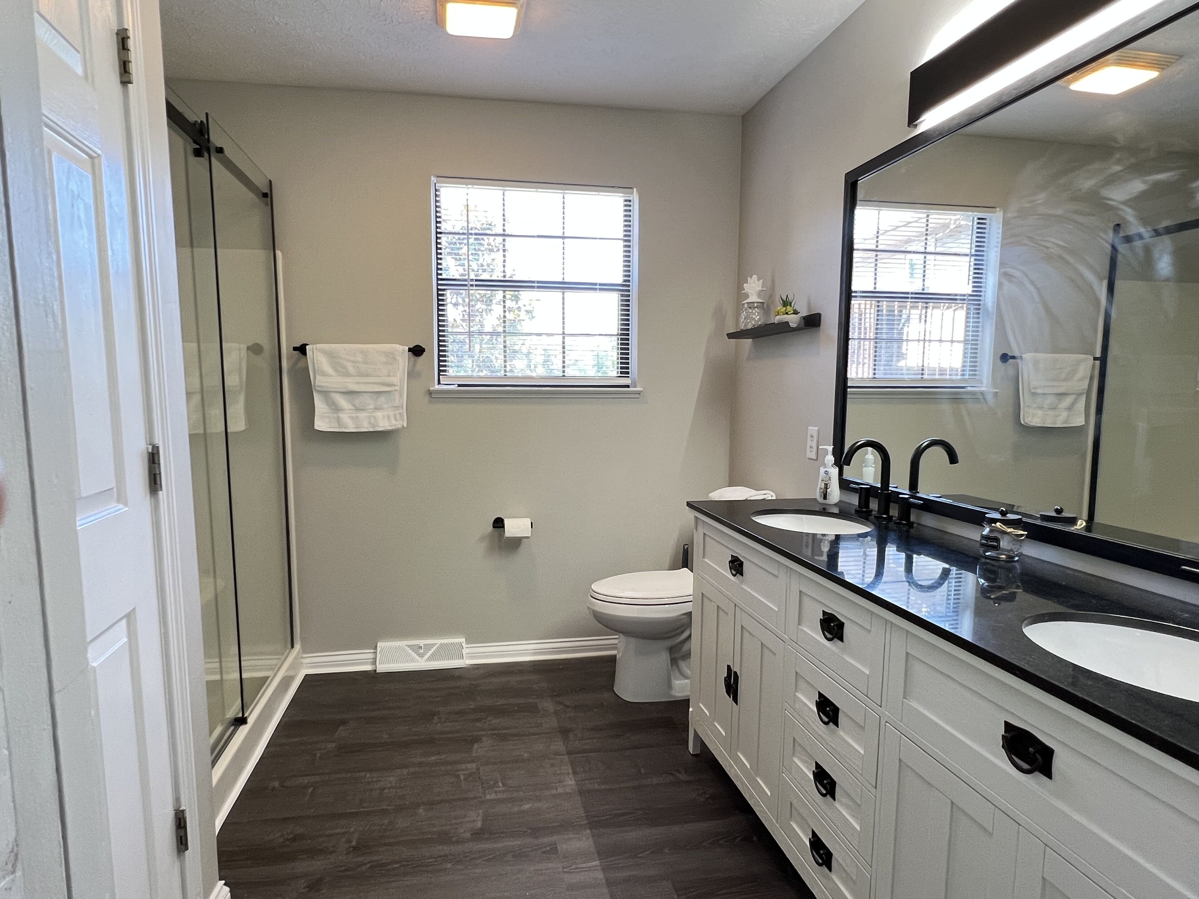 Combined shower/tub, towels