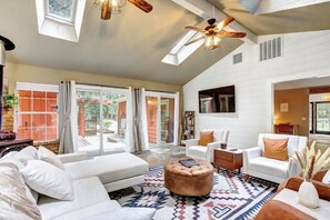 Smart TV, fireplace
