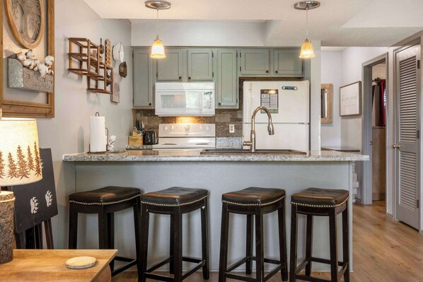 Apartment, Mehrere Betten, Terrasse, Bergblick (Black Bear Lodge) | Eigene Küche