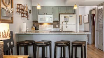 Condo, nhiều giường, sân hiên, quang cảnh núi (Black Bear Lodge) | Bếp riêng | Dụng cụ pha cà phê/trà
