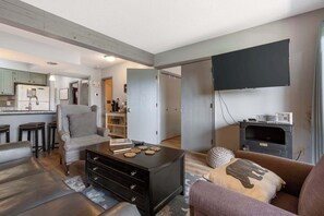 Apartment, Mehrere Betten, Terrasse, Bergblick (Black Bear Lodge) | Wohnbereich | 42-Zoll-Flachbildfernseher mit Digitalempfang