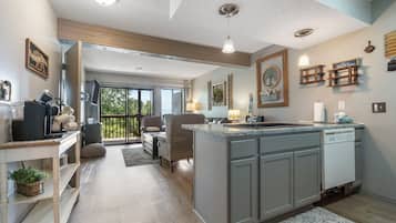Condo, varias camas, patio, vista a la montaña (Black Bear Lodge) | Cocina privada | Cafetera y tetera