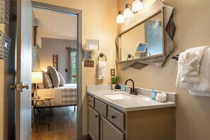 Kondominium, Beberapa Tempat Tidur, patio, pemandangan gunung (Black Bear Lodge) | Kamar mandi | Handuk, sampo,  dan tisu toilet