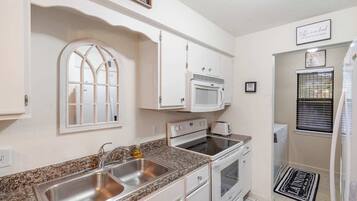 Kondominium, Beberapa Tempat Tidur, patio, pemandangan kebun (Bunker Ridge Rendezvous) | Dapur pribadi | Mesin pembuat kopi/teh