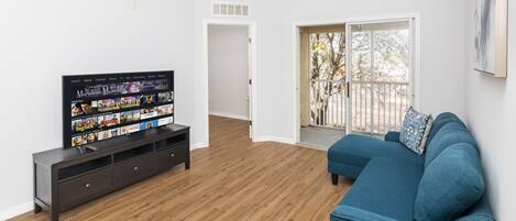 Ferienhaus, Mehrere Betten, Whirlpool | Wohnzimmer | 40-Zoll-Fernseher mit Kabelempfang