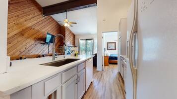 Condo, Multiple Beds, Hot Tub, Mountain View | Private kitchen | Fridge, microwave, oven, stovetop