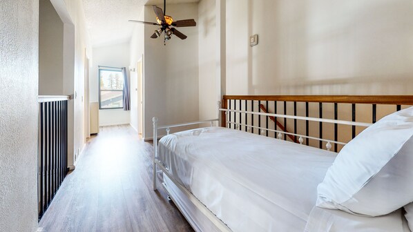 Room - Crestview #2 - Close to The Village, Near Year-round Outdoor Activities (Mammoth Lakes)