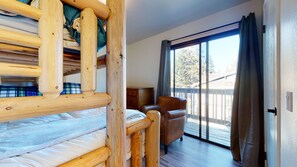 Apartment, Mehrere Betten, Terrasse, Bergblick (Crestview #2) | 2 Schlafzimmer, individuell dekoriert, individuell eingerichtet
