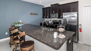 Maison, Plusieurs lits, piscine privée, vue sur la piscine | Cuisine privée | Réfrigérateur, four à micro-ondes, un four, surface de cuisson