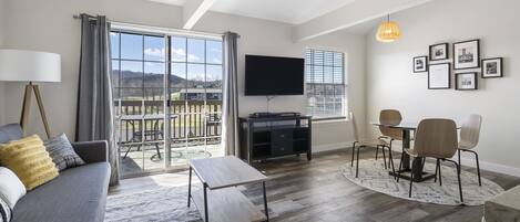 Appartement, meerdere bedden, open haard, uitzicht op golfbaan (Fall Creek Retreat) | Woonkamer | Een open haard