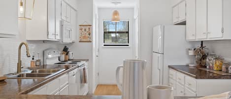 Appartamento, letti multipli, patio (Foothills Walk-in ) | Cucina privata | Macchina per tè/caffè
