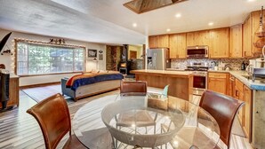 Nhà, nhiều giường, bồn tắm nước nóng, quang cảnh núi (Blue Lake House) | Nội thất