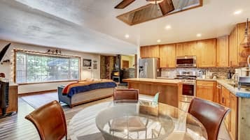 House, Multiple Beds, Hot Tub, Mountain View (Blue Lake House) | Interior