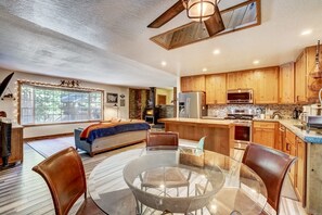 House, Multiple Beds, Hot Tub, Mountain View (Blue Lake House) | Interior