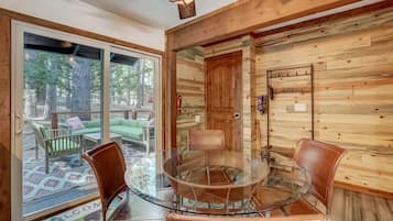 House, Multiple Beds, Hot Tub, Mountain View (Blue Lake House) | Dining